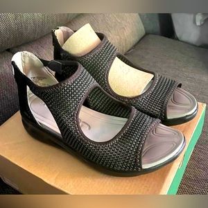 JBU black women’s sandals, 7W.